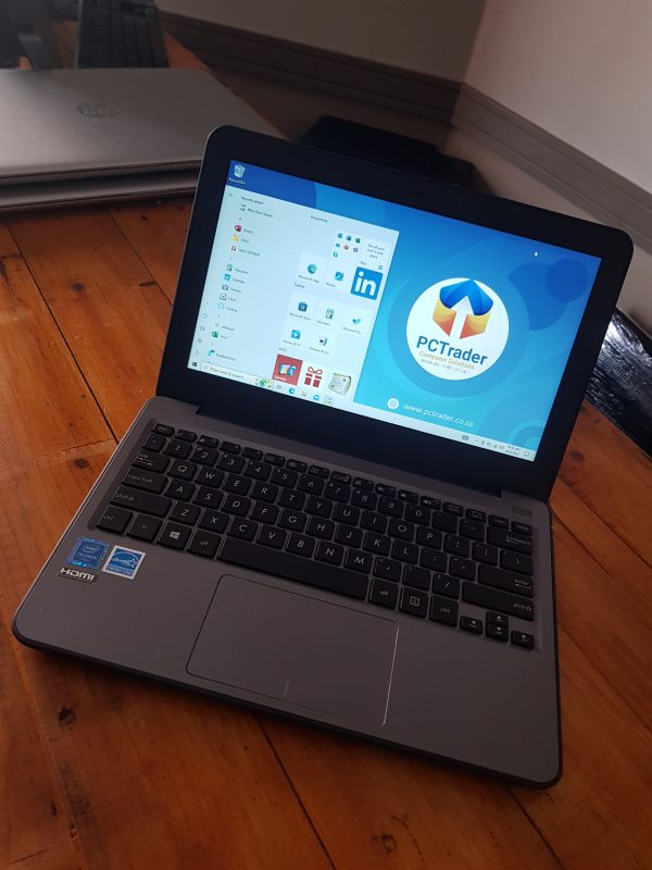 ASUS W202N Mini laptop, 64 GB SSD, 4gb ram, Intel Celeron N3350 (Second Hand score 9.5/10) - Image 2